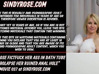 Sindy rose folla su culo en el tubo del baño y prolapso