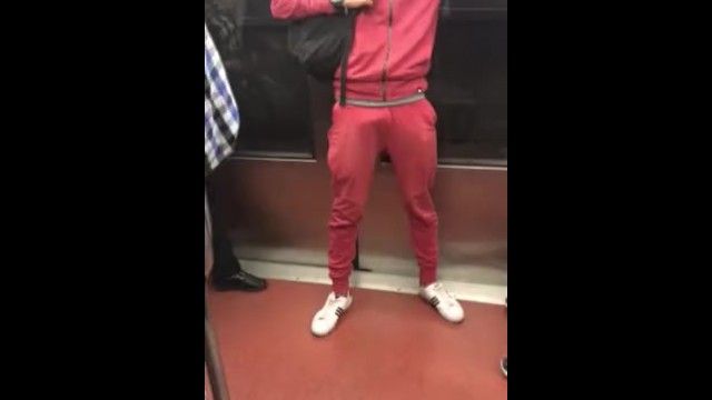 Выпуклость на метро.сексуальный мужчина становится трудно на трубке.стояк в поезде.