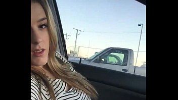Красотка блондинка девушка по соседству пальцы себя в ее машине