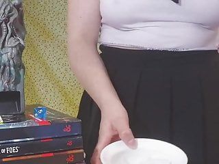 Chica curvilínea de la escuela se desnuda la galleta de hielo azota su culo rojo